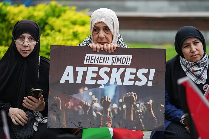 sultanahmet-meydaninda-filistin-oturma-eyleminde-ikinci-gun-1714059780653.jpg Sultanahmet Meydanı'nda Filistin için oturma eyleminde ikinci gün! - 1