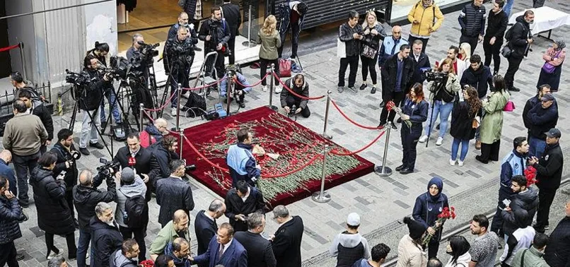 Beyoğlu'ndaki bombalı saldırıda hayatını kaybedenler anısına vatandaşlar karanfil bıraktı