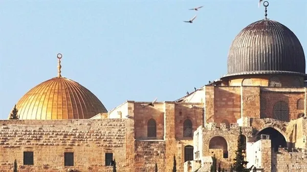 Mescid-i Aksa’ya defalarca baskın yaptılar! İsrail polisi koruma altına aldı