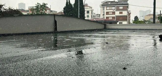 Kartal’da yağış sonrası yollar göle döndü