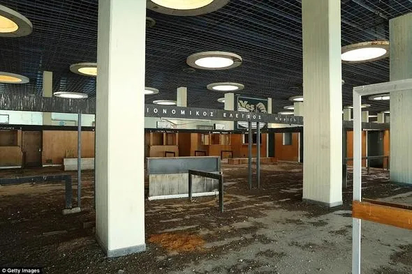44 yıldır tek uçak inmiyor... Kıbrıs'ın hayalet havalimanı