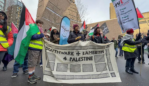 Londra’da on binler Gazze için ayaklandı! Katliam destekçisi İngiliz şirkete yoğun tepki: Silah satışına son verin