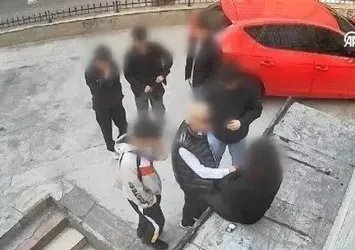 Eli bıçaklı çocuk gaspçılar! Kadıköy'de akılalmaz olay