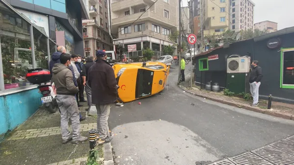 Ters yönden gelen kamyonete yol verdi! Devrilen taksi 30 metre sürüklendi - 2