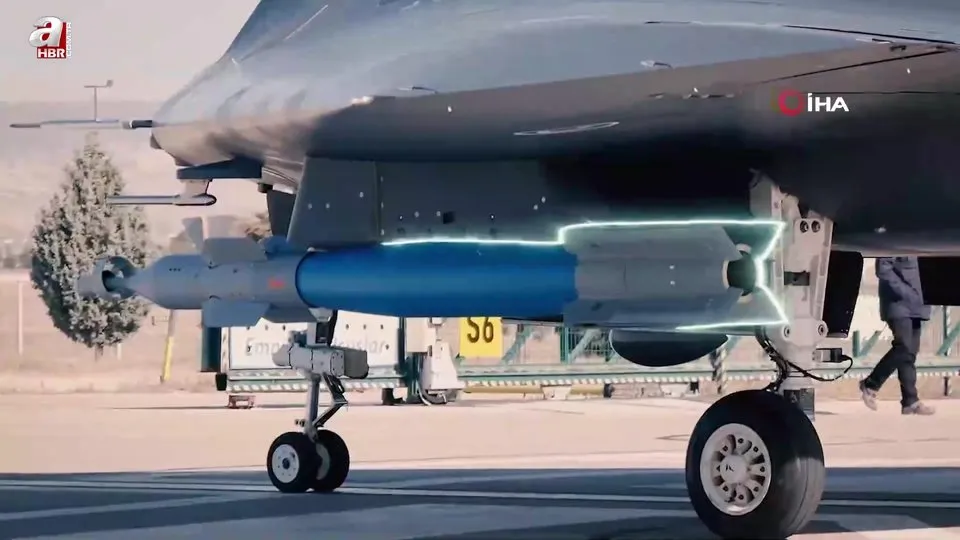 ANKA-III LGK-82 mühimmatını ateşleyerek hedefi başarıyla vurdu