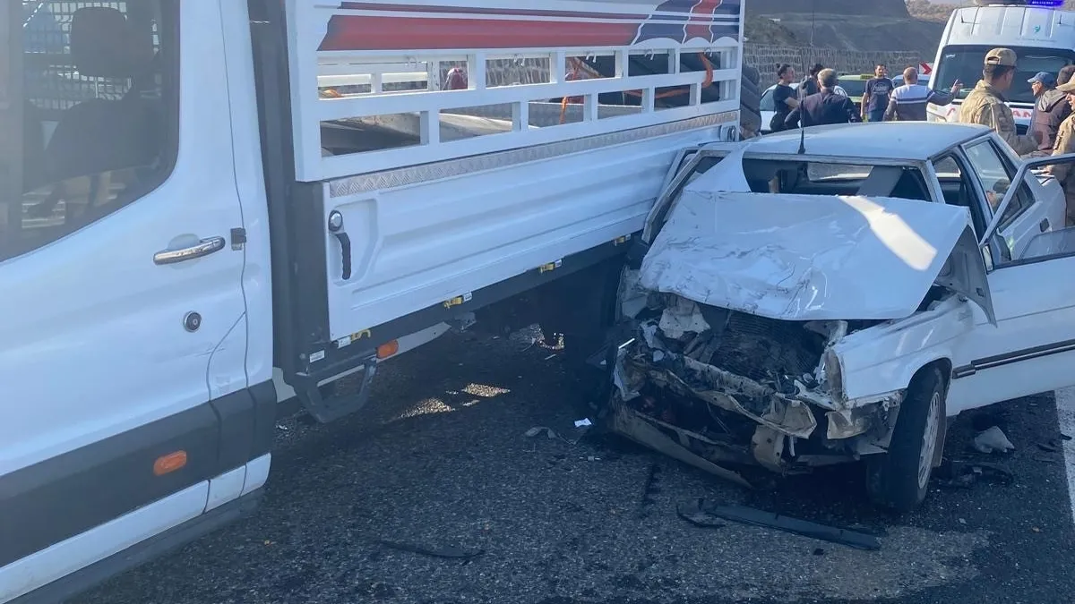 Solhan’da kamyon ile otomobil çarpıştı! 1 ölü 3 yaralı