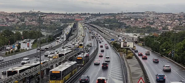 Son dakika: İstanbul’da sağanak etkili oldu trafik kilitlendi!
