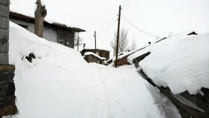 Muş’ta kar kalınlığının 1,5 metreye ulaştığı köyde kardan tüneller oluştu - 1