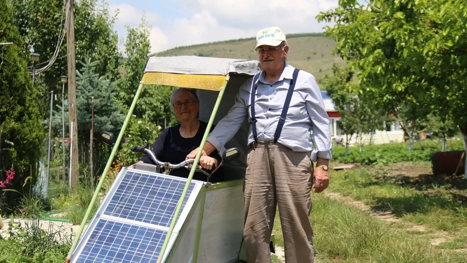 Vefalı kocadan eşine büyük jest! Sera malzemelerinden elektrikli araba yaptı