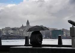 18-19 Nisan hafta sonu hava durumu! Sağanak, toz taşınımı ve fırtına uyarısı | İstanbul'u poyraz üşütecek
