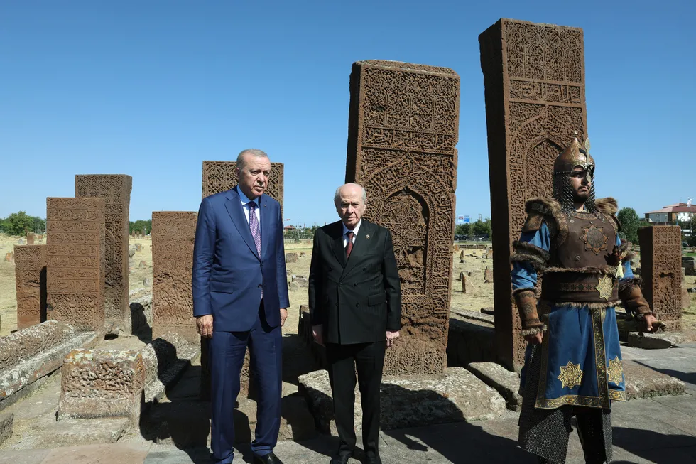 Ahlat'ta 955 yıllık gurur: Halk alana akın etti! Başkan Erdoğan ve Bahçeli'den Ahlat Selçuklu Kabristanı'na ziyaret - 7