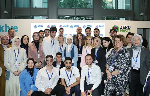 emine-erdogan-dubaide-iklim-elcisi-genclerle-bir-araya-geldi-adil-bir-iklim-eylem-planini-hayata-gecirmek-kaci-1701453677571.jpg