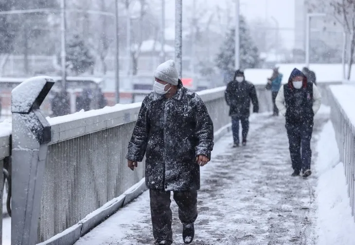 İstanbul kar yağışı son dakika | Yola çıkacaklar dikkat! İstanbul’da trafik kilit