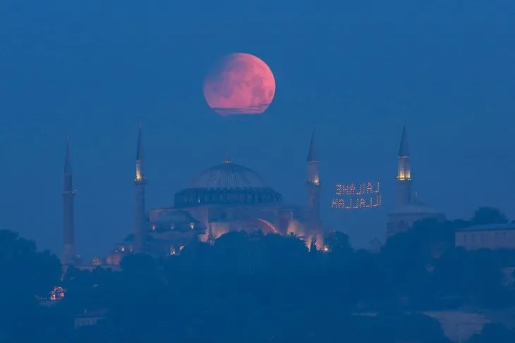 Kanlı ay tutulması gerçekleşti! Dolunay İstanbul ve birçok yerde böyle görüntülendi