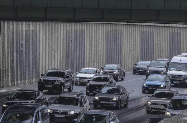 İstanbul’un rengi soldu! İBB’nin söktüğü dikey bahçeler yerini gri duvarlara bıraktı