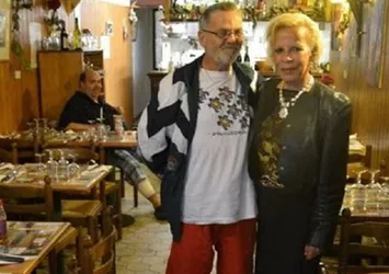 Suriyeli çifte restoran hediyesi