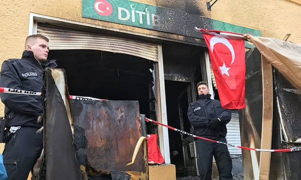 Almanya’da cami otoparkındaki araç kundaklandı