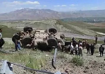 Van’da askeri araç devrildi: 4 asker yaralı
