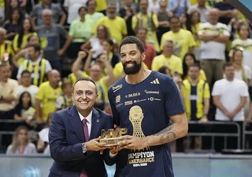 Fenerbahçe Khem Birch ile sözleşme uzattı