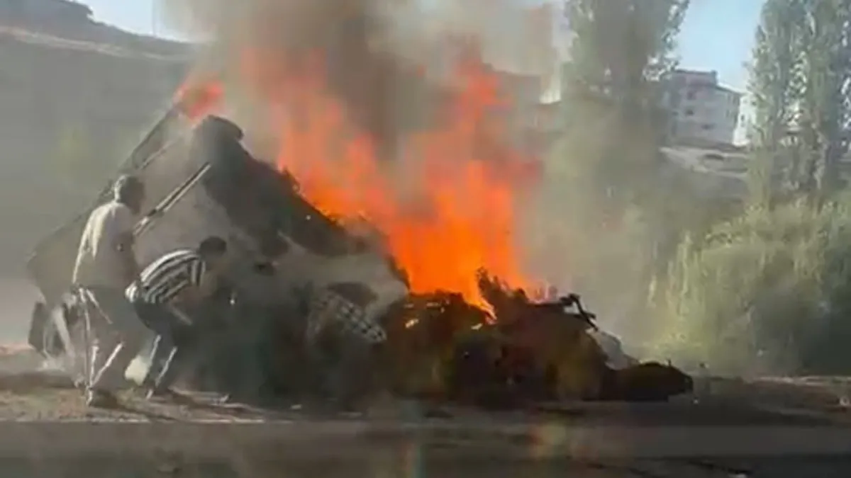 Malatya'da otobüse çarptıktan sonra duvara vuran tır yandı