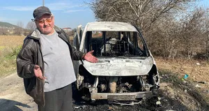 Sönmeyen ateşe arabasını park etti!