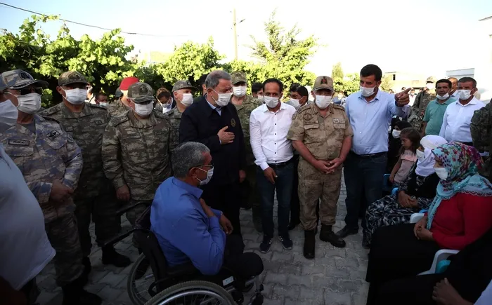 Milli Savunma Bakanı Hulusi Akar Silopi'de şehit olan işçilerin ailelerini ziyaret etti - 4