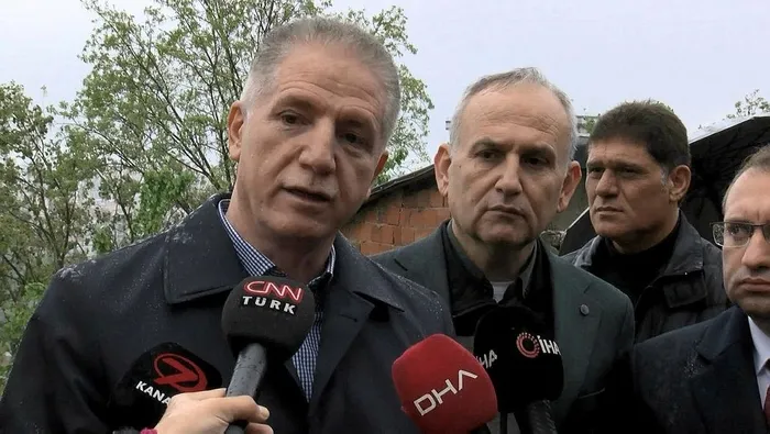 gaziosmanpasada-toprak-kaymasi-istanbul-valisi-davut-gul-bolgede-inceleme-yapti-bu-evlerin-1713596184065.jpeg