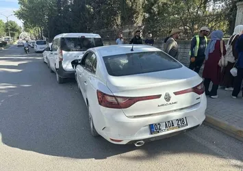 Otomobil park halindeki araçlara çarptı