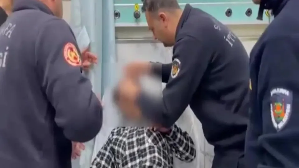 Göz kapağı fermuara sıkışan küçük kızı itfaiye kurtardı