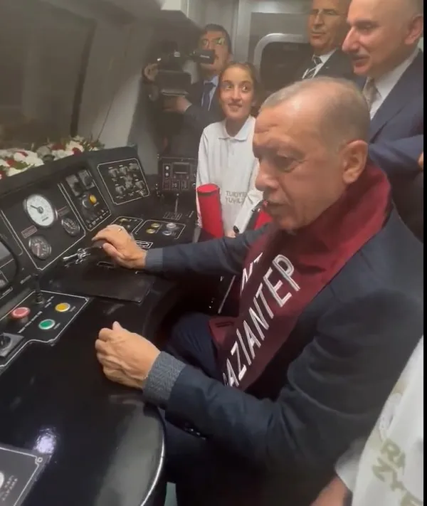 Başkan Erdoğan Gaziray’ın makinist koltuğuna geçti! Dillerde Beraber yürüdük biz bu yollarda şarkısıyla vatandaşları selamladı