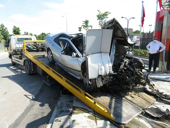 İstanbul’da feci kaza! Hurdaya dönen araçtan yaralı kurtuldu - 1