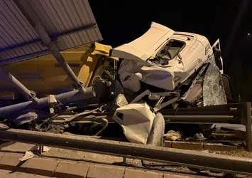 Kayseri'de feci kaza: TIR bariyelerde girdi