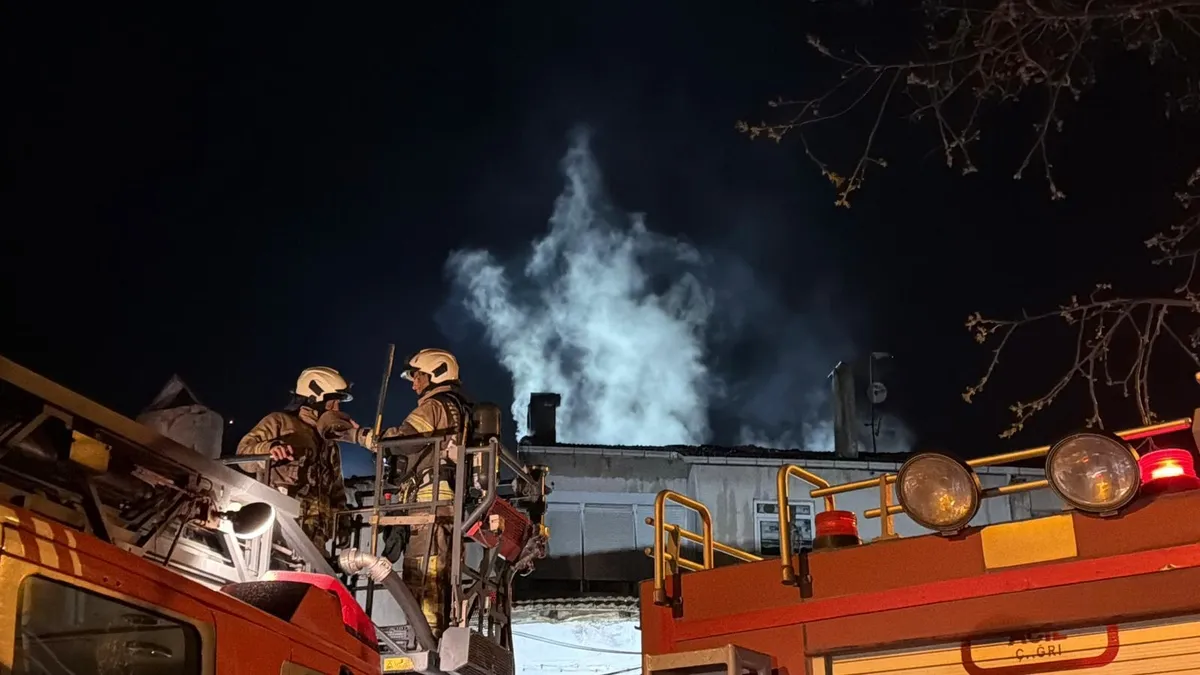 Kartal'da 3 katlı binada çatı yangını! 2 kişi dumandan etkilendi