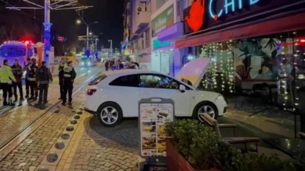 Otomobil kafeye daldı! Yaralılar var