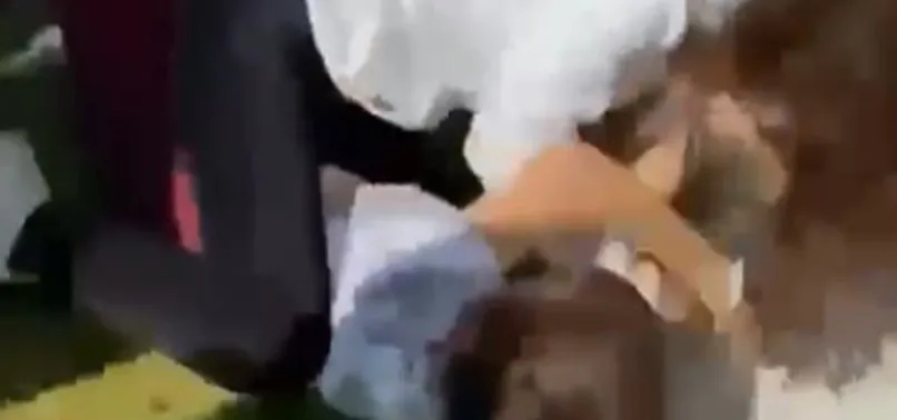 Antalya’da liseli kızların saç saça baş başa kavgası kamerada