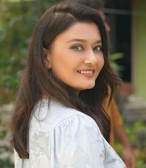 Nurgül Yeşilçay’ın oğlu boyunu geçti! Nurgül Yeşilçay ve oğlu...