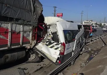 Kamyon, servis minibüsüne çarptı: 5 yaralı