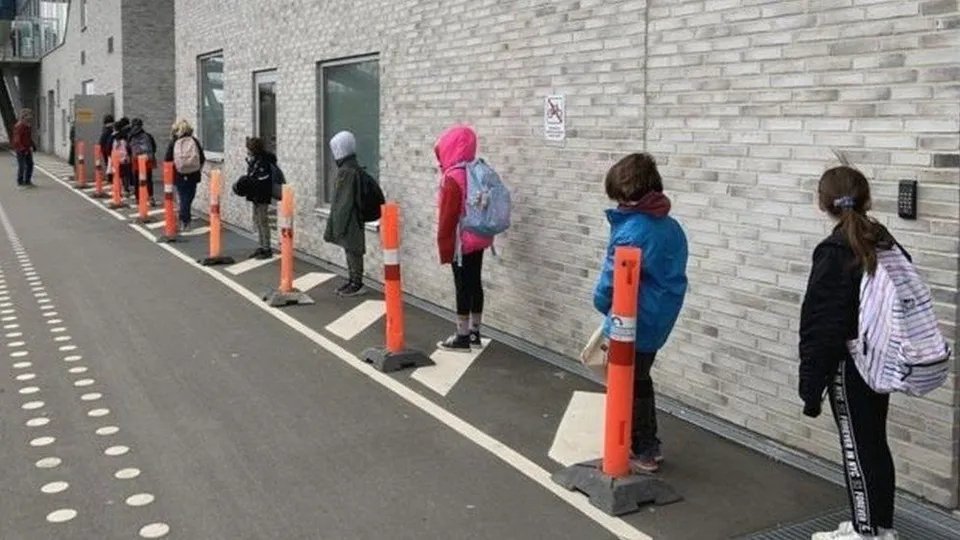 Sosyal mesafe kuralı corona virüsten koruyor mu? Hangi ülkede sosyal mesafe kuralı kaç metre?