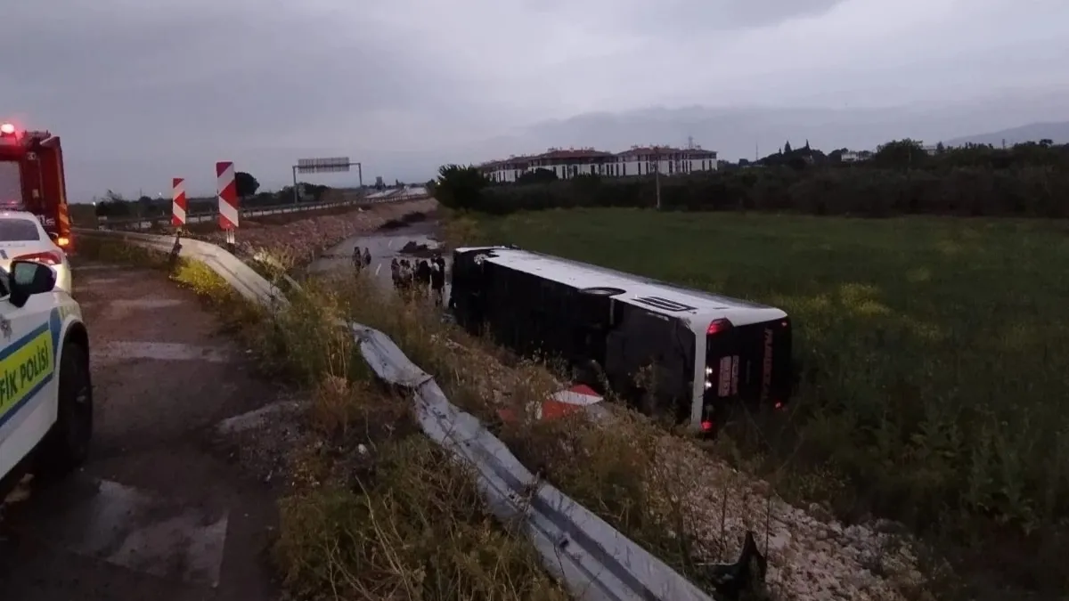 Manisa'da yolcu otobüsü şarampole yuvarlandı: 10 yaralı