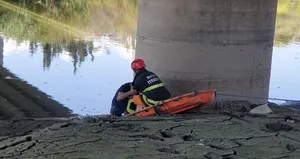 Nehirden geçmek isterken çamura saplandı!