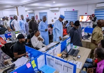 Buhari yeniden devlet başkanı seçildi