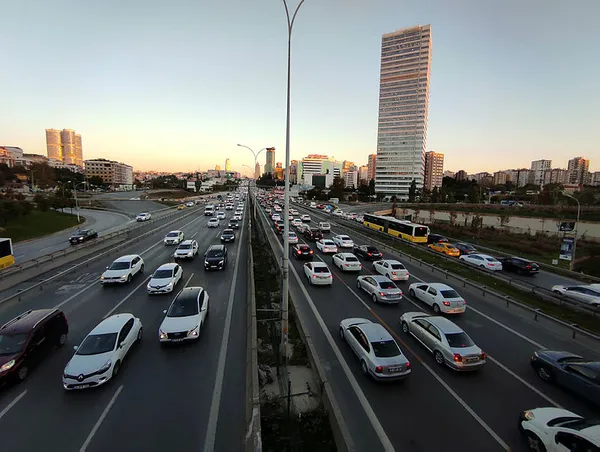 İstanbullular yoğun trafik nedeniyle yolda kaldı!