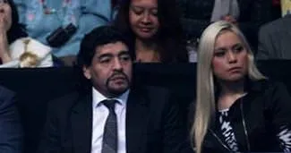 Maradona sevgilisi için tribüne çıktı