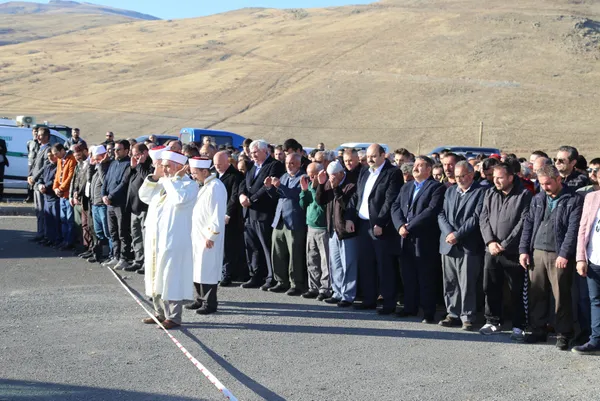 Kimseyi cenazeye yaklaştırmadılar! O aile böyle mezara verildi - 1