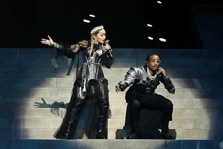 İsrail’deki Eurovision finaline Madonna Filistin bayrağıyla damga vurdu
