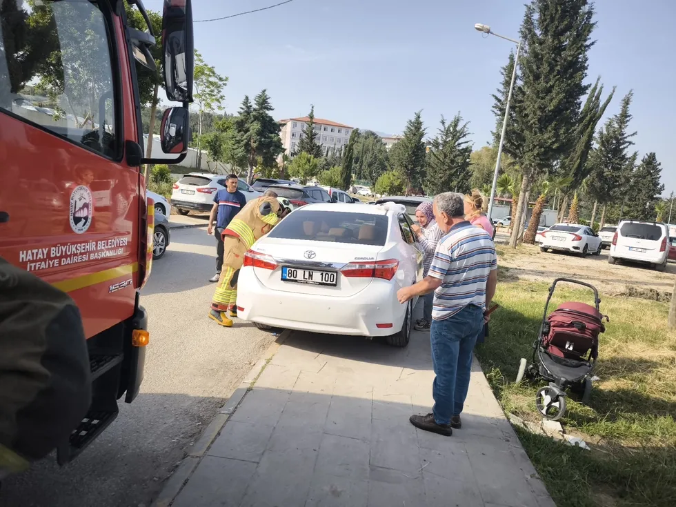 İskenderun’da panik dolu anlar! Kilitlenen otomobilde mahsur kalan Cihan bebeği itfaiye kurtardı - 1
