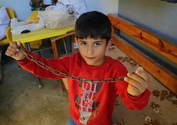 Okul çantasından çıktı! 7 yaşındaki çocuk zincirle arkadaşını dövdü
