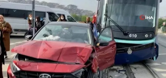 Son dakika | Eyüpsultan’da feci kaza! Otomobille tramvay çarpıştı