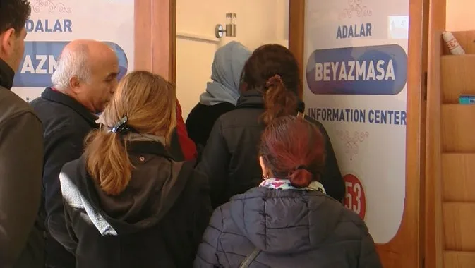 İBB'nin fahiş ulaşım zammı sonrası kart başvuru merkezi önünde kuyruk oluştu - 5