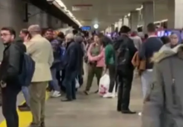 istanbulda-metro-arizasi-yolcular-tahliye-edildi-seferlerde-aksama-yasaniyor-1668866497728.jpg İstanbul’da metro arızası! Yolcular tahliye edildi | Seferlerde aksama yaşanıyor - 3